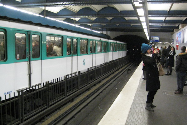 Pasajeros en el andén de una estación de metro de París
