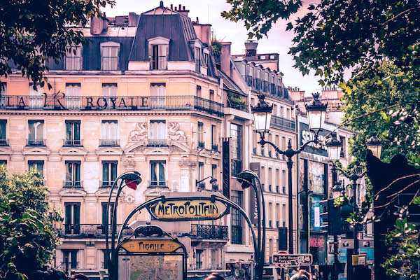 Antiguo exterior de la estación de metro de París