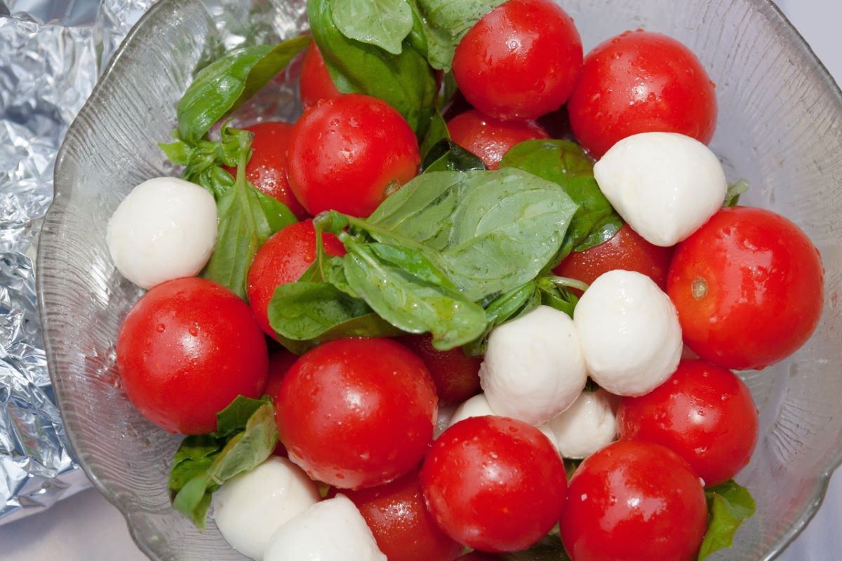 Bolas de tomate cherry y mozzarella de albahaca