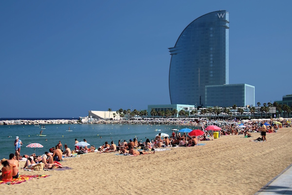 ¡Una de tus formas favoritas de relajarte en Barcelona es ir a la playa! Sáltate la concurrida Barceloneta y dirígete a una playa más local, como Sant Sebastià.