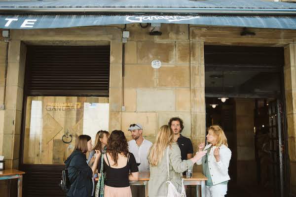 Mesas al aire libre en un bar de pintxos en el Casco Antiguo de San Sebastián