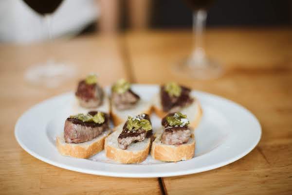 Pintxos de bistec, un bocado de bistec sobre pan, de un bar del Casco Viejo de San Sebastián