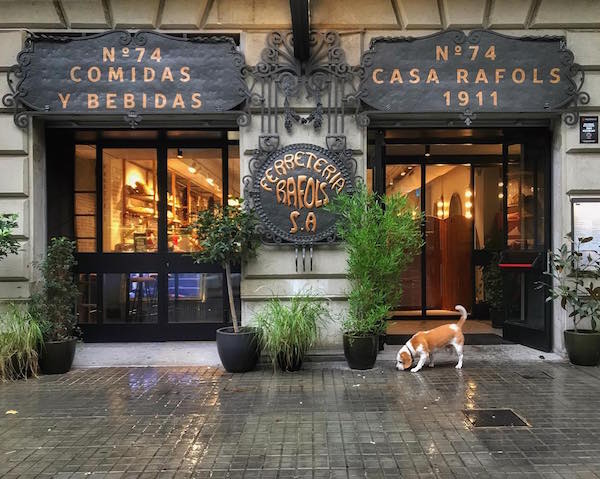 Uno de nuestros restaurantes favoritos en Barcelona, Casa Rafols, tiene una historia fascinante. ¡Comenzó como una ferretería!