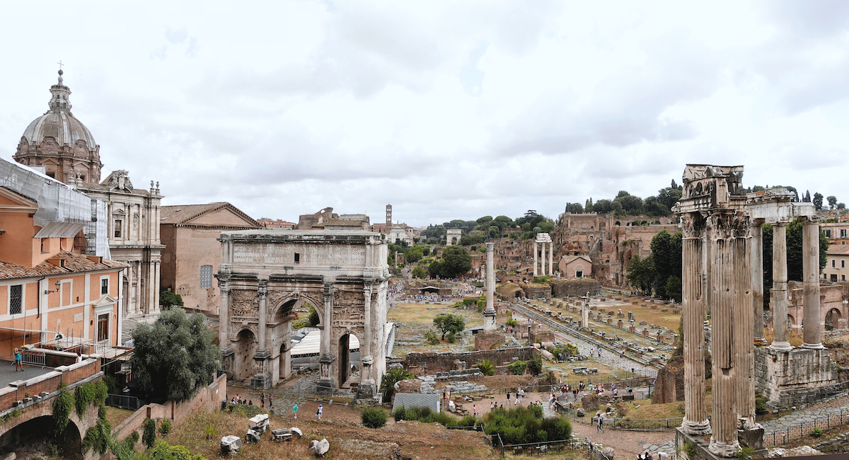 Ruinas de antiguos arcos y pilares como parte del Foro Romano en Roma, Italia.