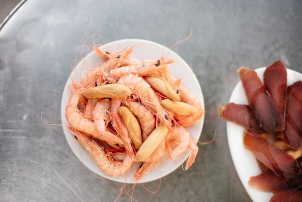 Un plato de gambas hervidas