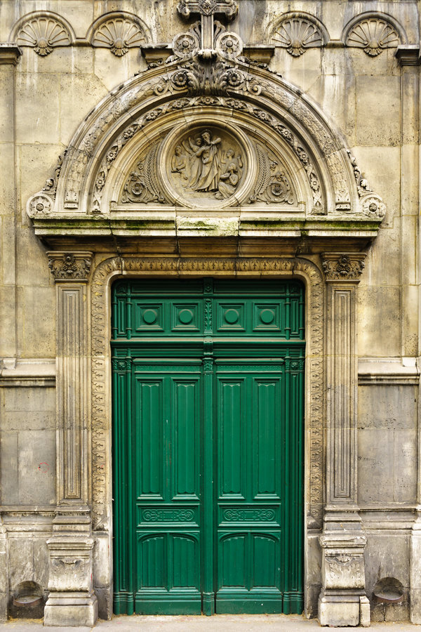 Una puerta verde torcida en París