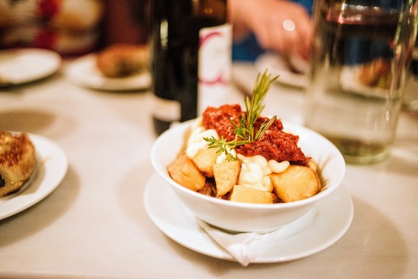Tapas bravas en la Bodega La Palma de Barcelona