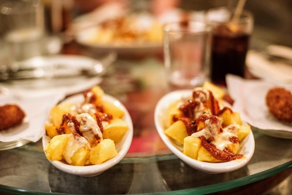 Patatas bravas, típicas rápidas españolas. 