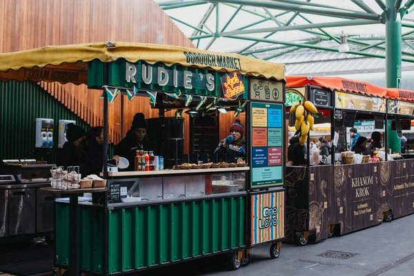 Puesto de comida callejera de Jamaica en el London Borough Market