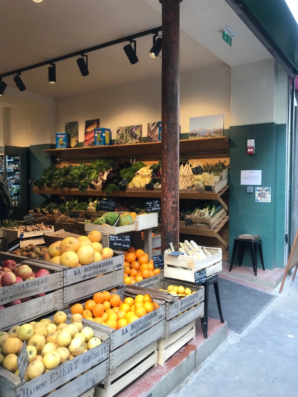 Terroirs d'Avenir en Rue Paul Bert en París está lleno de productos locales frescos.