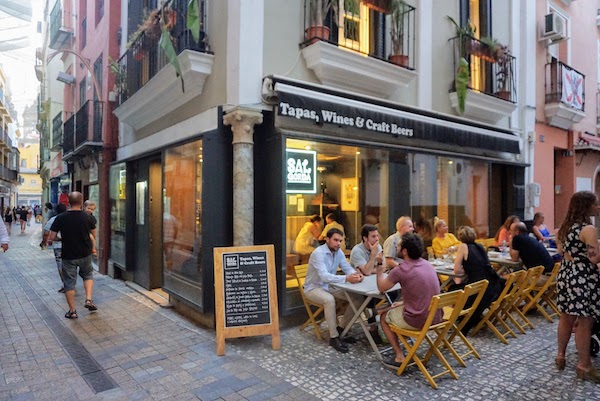 Terraza exterior del bar de tapas Sal Gorda