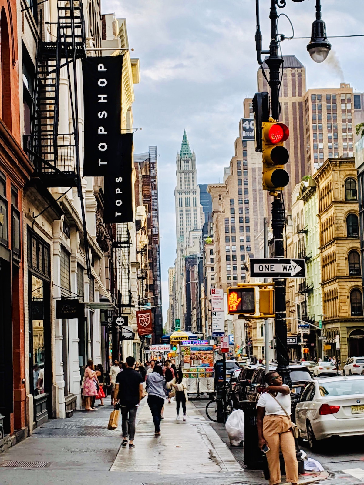 Calle muy transitada de la ciudad en SoHo, Manhattan