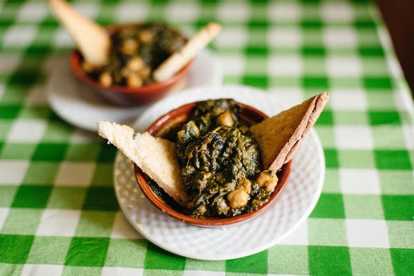 Si estás buscando las mejores espinacas y garbanzos de Sevilla mientras estás en Triana, ¡dirígete directamente a La Antigua Abacería!