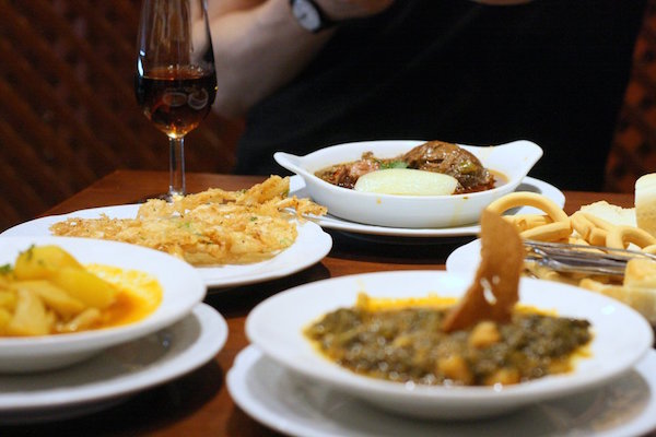 Algunas de las mejores espinacas y garbanzos de Sevilla provienen de una joya escondida de restaurante, Los Cuevas, en Triana.