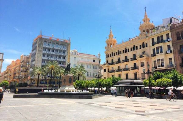 ¡Visitar la Plaza de las Tendillas e ir de compras por las calles cercanas es una de nuestras cosas favoritas para hacer en Córdoba!