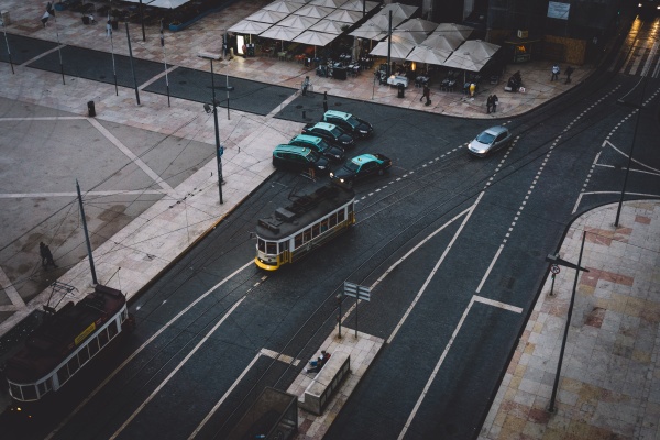 Tranvías y taxis estacionados en una plaza de Lisboa. Saber utilizar el transporte público es fundamental antes de viajar a Lisboa.