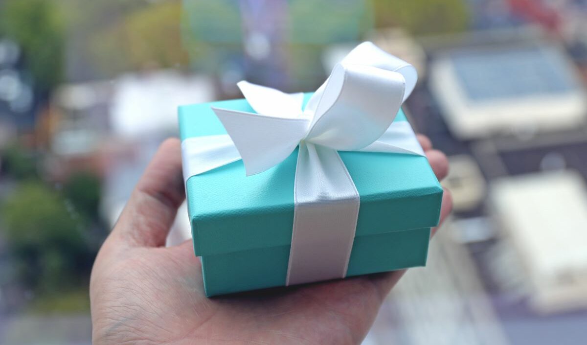 mano-sosteniendo-tiffanys-caja