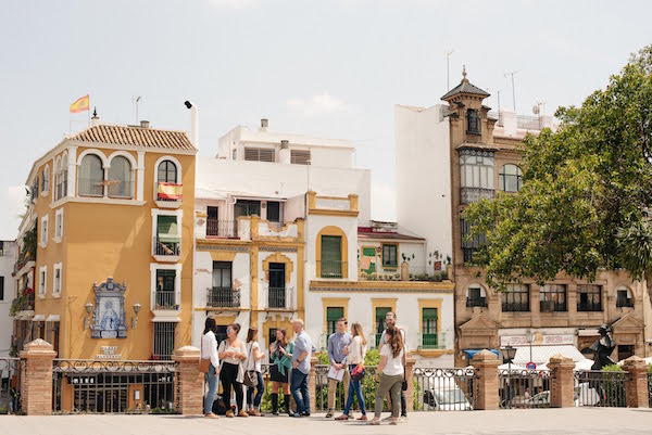 ¡Una de nuestras cosas favoritas para hacer en Sevilla en julio es la feria del barrio de Triana!