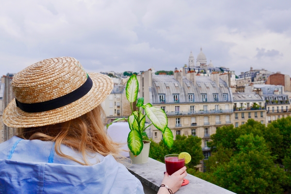 Le Luxor es una de nuestras cosas inusuales favoritas para hacer en París. ¿Un cine antiguo Y un bar en la azotea? ¡Únete a nosotros!