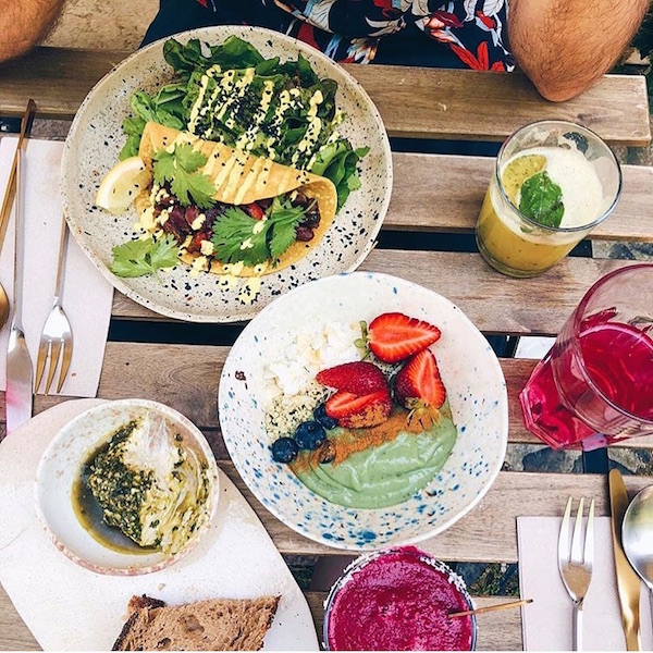 El ambiente acogedor en My Mother's Daughters, de gestión familiar, lo convierte en uno de nuestros lugares favoritos para disfrutar de la comida vegana en Lisboa, ¡y ni siquiera tenemos los increíbles tazones de batidos todavía!
