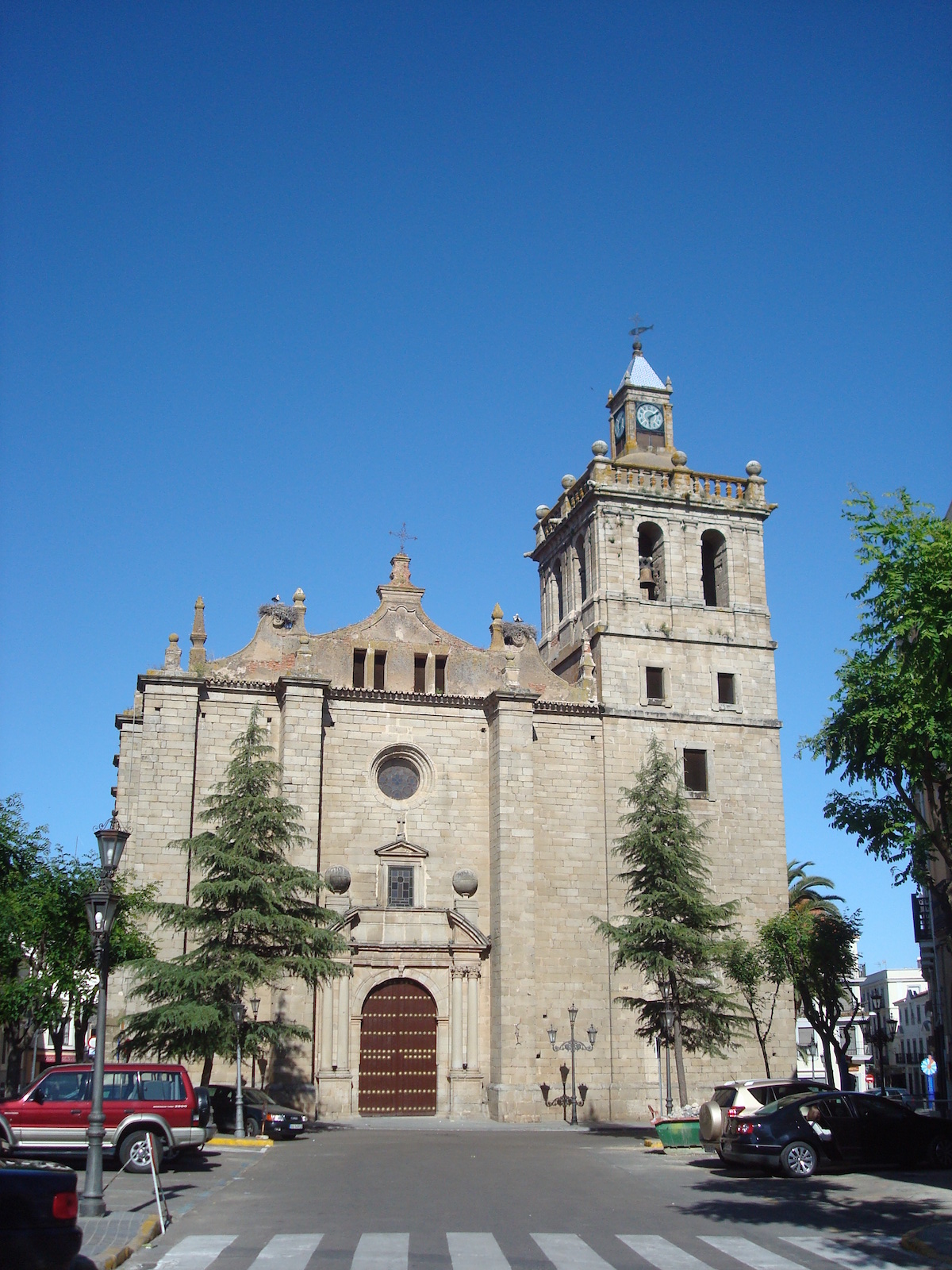 Un gran edificio de piedra con una torre a la derecha.