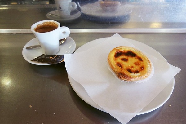 ¿Te preguntas a qué hora come la gente en Portugal? Puedes tomar un refrigerio matutino como este entre las 10 am y las 11 am