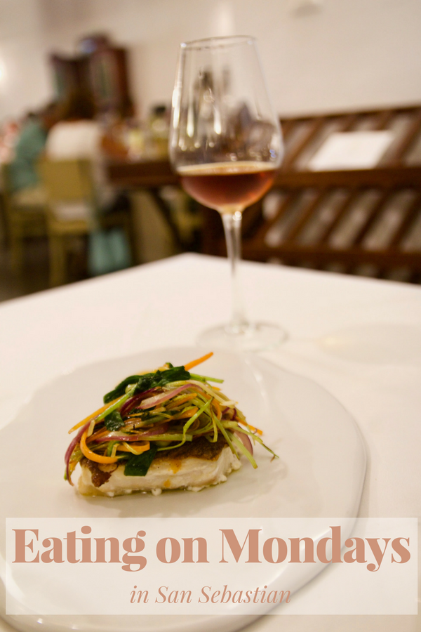 ¿Te preocupa encontrar buena comida en San Sebastián un lunes? ¡Te tenemos cubierto! Hay muchos lugares auténticos y deliciosos para comer en la ciudad que permanecen abiertos los lunes, así que consulte nuestra guía de restaurantes para conocer los mejores. #viajero #traveltips #tapas #foodie #foodblog #europe