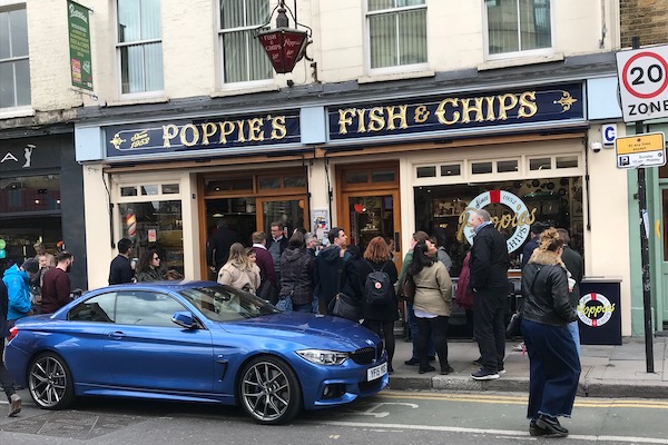 Fish & Chips con amapolas en el este de Londres