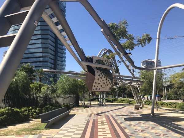 Trasnách Mar es el lugar para ir de compras en Barcelona si buscas un excelente outlet en un lugar genial. En el parque cercano del mismo nombre, estas esculturas de metal están cerca.