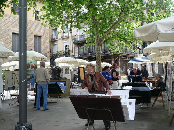 ¿No sabes dónde comprar en Barcelona? Un gran lugar para comenzar es Artsy Plaça de Sant Josep Oriol, hogar de un gran mercado de arte.