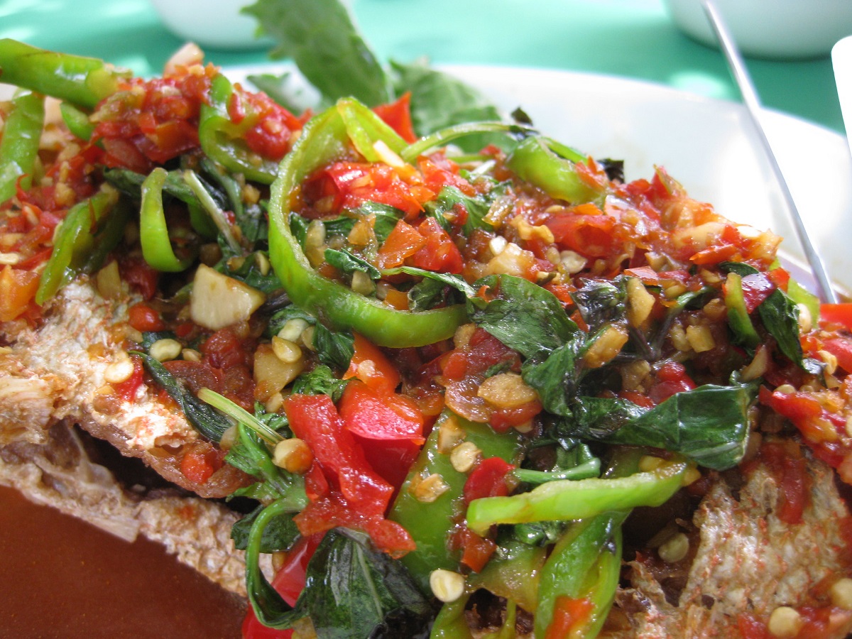 huachinango entero frito cubierto con salsa de mango verde
