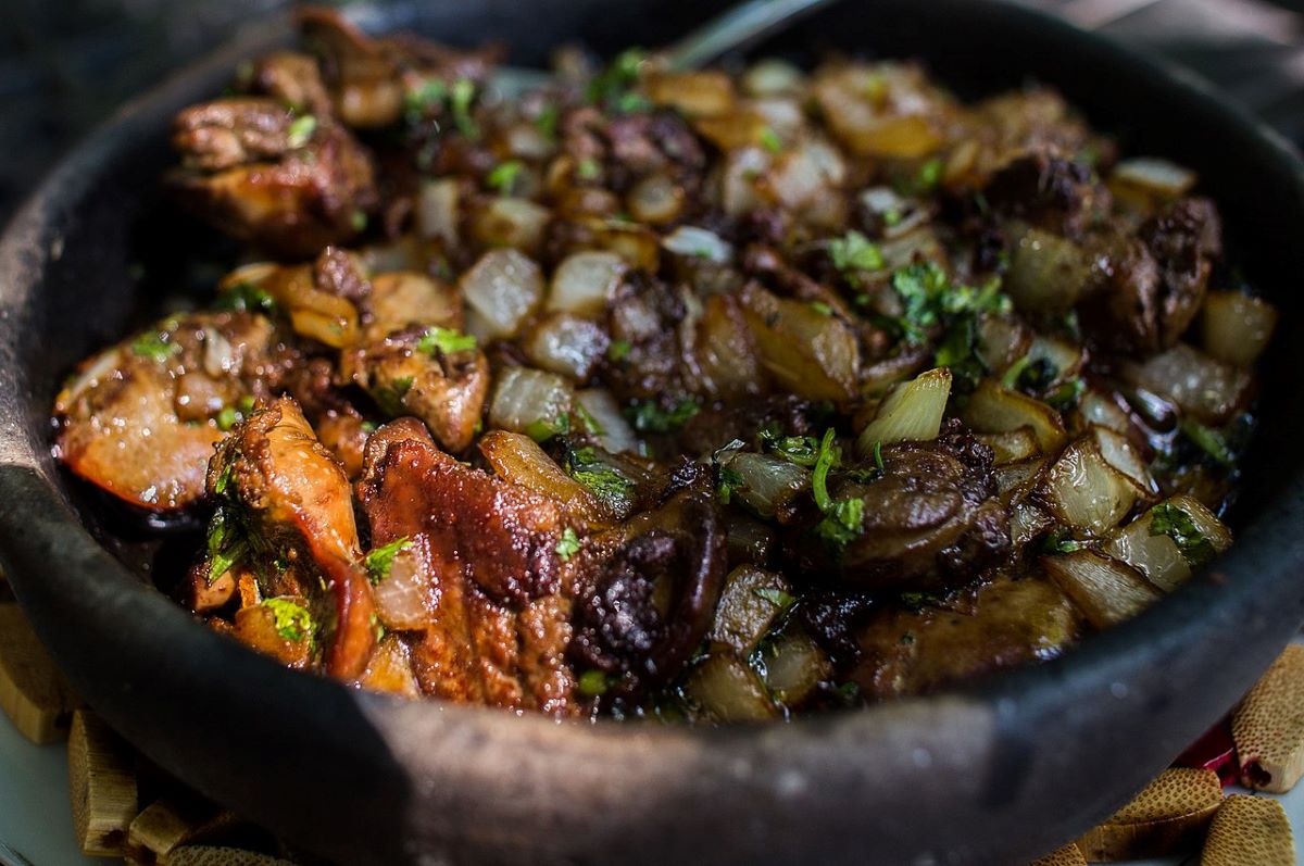 verduras cocinadas en un bol negro 