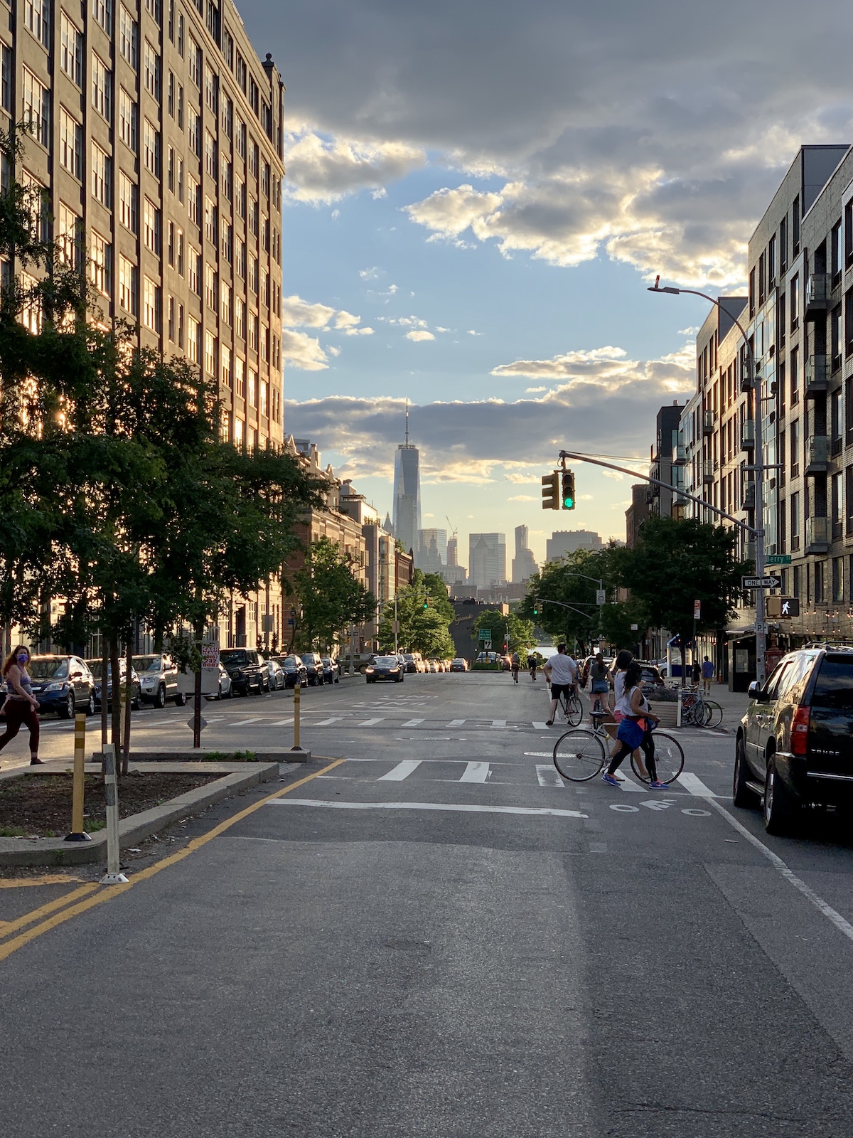 Una vista hacia Manhattan desde una calle urbana en Williamsburg, Brooklyn